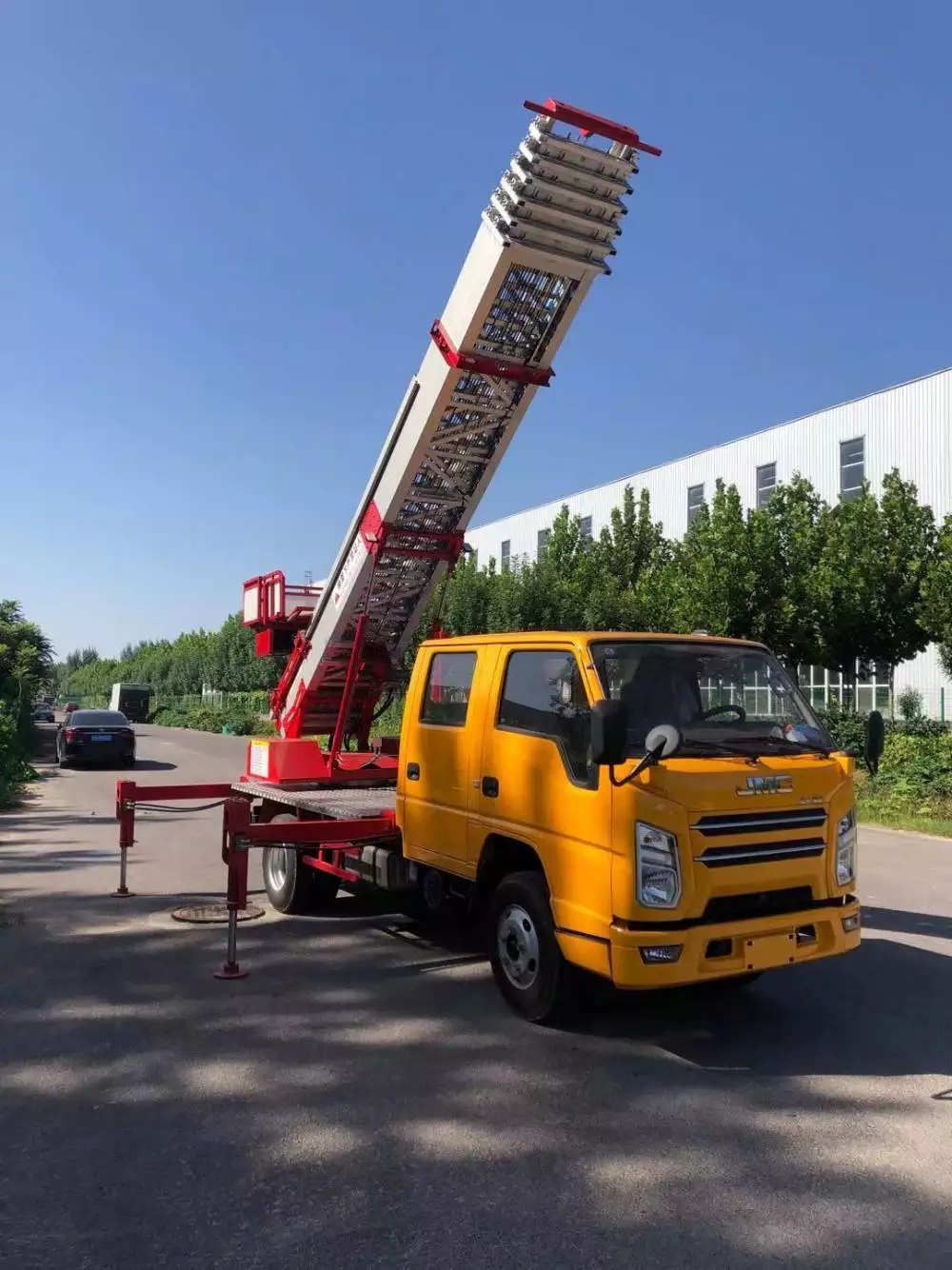 莱城附近的云梯车出租服务：轻松解决高空作业需求